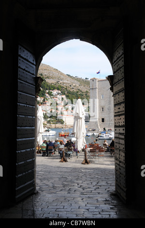 Blick auf den Hafen durch die Vrata od Ponte (Port oder Ponte Tor) von der Altstadt von Dubrovnik, Dubrovnik-Neretva, Kroatien Stockfoto