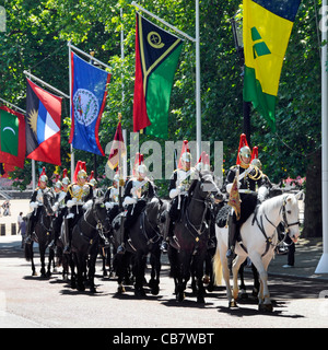 Blues and Royals Household Kavallerry Regiment verlässt Horse Guards Parade Ground nach zeremonieller Wachwechsel London England UK Stockfoto