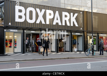 Boxpark Shop-Einheiten mit Reihen-Versandcontainern mit Vordertür, auch bekannt als Pop-up-Einkaufszentrum Shoreditch High Street London England UK Stockfoto