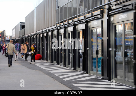 Boxpark-Shop-Einheiten gebildet aus stapelbaren Container zusammen, bezeichnet als ein Pop-up-mall Stockfoto