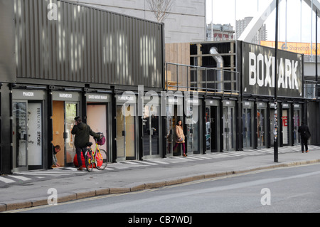 Boxpark shop Einheiten aus Stapeln der Container zusammen Schwarz lackiert Shoreditch High Street East London England UK gebildet Stockfoto