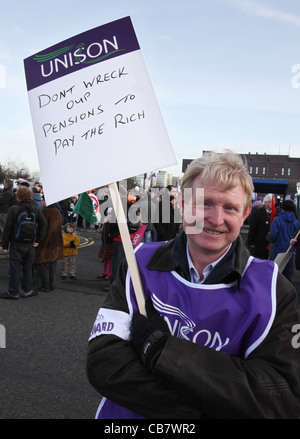 Ein Unisono-Mitglied hält ein Plakat mit Renten zu protestieren, TUC Aktionstag Gateshead, Nord-Ost-England, UK Stockfoto