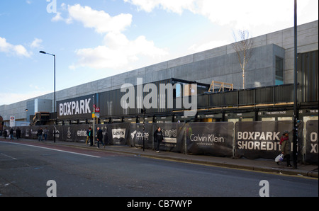 Boxpark Shoreditch, der weltweit ersten Pop-up-Mall, Shoreditch, London, Großbritannien.  Es startet am 3. Dezember 2011. Stockfoto