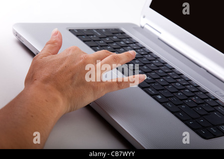 Hand einer Frau, die Eingabe auf ihrem Laptop (Tiefenschärfe) Stockfoto