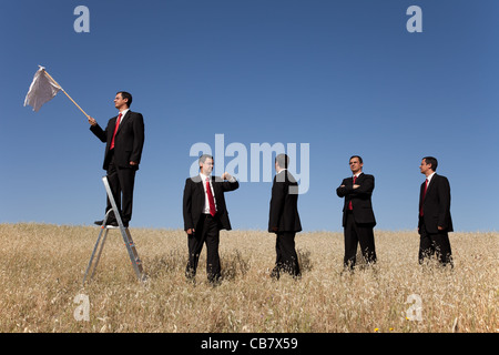 eine Gruppe von Unternehmer im Feld immer im Einklang für dort Zeit, Hingabe Stockfoto