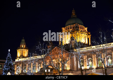 mit Weihnachten Lichter Xmas Nordirland Vereinigtes Königreich beleuchtet der Belfast City hall Stockfoto