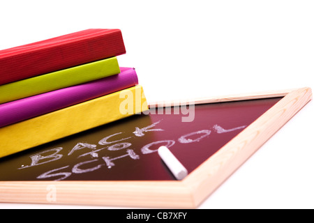 Zurück zu Schule Briefe geschrieben auf einer Tafel mit bunten Büchern (Tiefenschärfe) Stockfoto