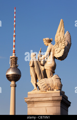 Klassische Themen Skulptur auf der Schlossbrucke in Berlin, Deutschland mit dem Fernsehturm im Hintergrund. Stockfoto