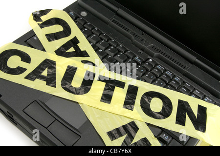 Kunststoff Absperrband und Tastatur, Computer-Kriminalität Stockfoto