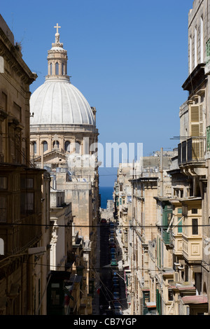 Valletta: Triq Iz-Zekka [alte Münze Straße] Blick auf Karmeliterkirche Stockfoto