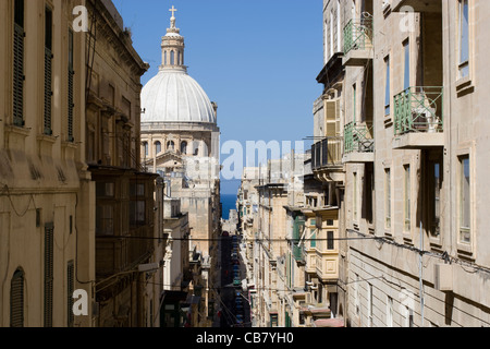 Valletta: Triq Iz-Zekka [alte Münze Straße] Blick auf Karmeliterkirche Stockfoto