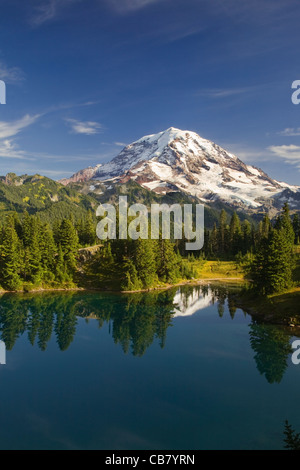 WASHINGTON - Mount Rainier im Eunice See in Mount Rainier Nationalpark. Stockfoto