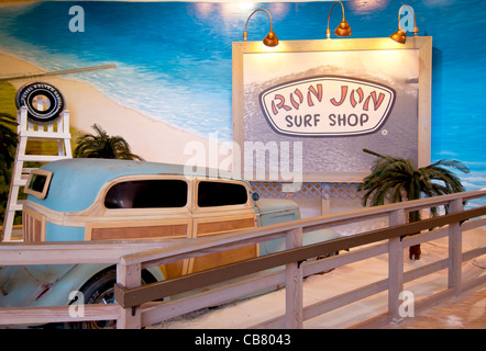 Ron Jon Surf Shop-Interieur mit alten Woodie Kombi am Festival Bay Mall am International Drive in Orlando Florida Stockfoto