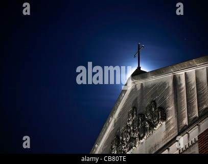 Mondaufgang leuchtet das Kreuz auf der Oberseite St Vincents an der katholischen Universität mit sichtbaren Sterne am Nachthimmel, Washington DC Stockfoto