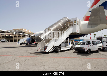 Valletta: Flughafen Schürze mit Verkehrsflugzeug Stockfoto