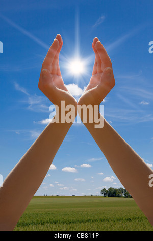 Hände halten Sonne Stockfoto