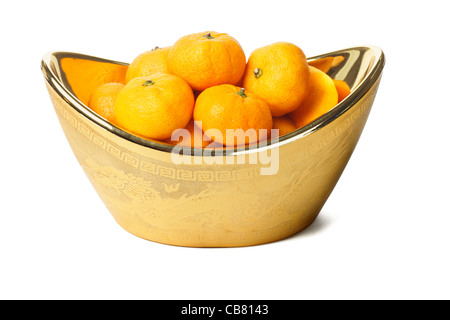 Mandarinen in Goldbarren Container auf weißem Hintergrund Stockfoto