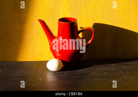 Stillleben mit roten Krug und Ei und abends Schatten Stockfoto