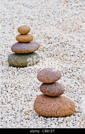 Gruppe von Stack ausgewogene Steine auf Schotter Stockfoto