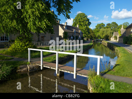 Auge der Fluss fließt durch die ziemlich englischen Dorf von Lower Slaughter im späten Frühjahr Abendlicht Cotswolds, Gloucestershire Stockfoto