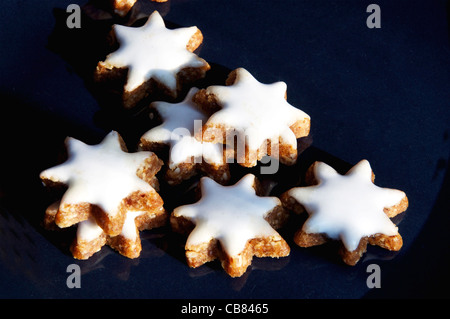 Sterne geformt Zimt Kekse, typische Weihnachtsgebäck in Deutschland Stockfoto