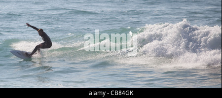 Surfer auf einer Welle in Cornwall Stockfoto