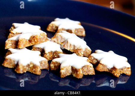 Sterne geformt Zimt Kekse sind typische Weihnachtsgebäck in Deutschland Stockfoto