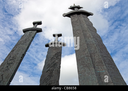 Drei große Schwerter stehen auf dem Hügel als Erinnerung an die Schlacht von Hafrsfjord im Jahr 872. Hafrsfjord, Stavanger, Norwegen. Stockfoto