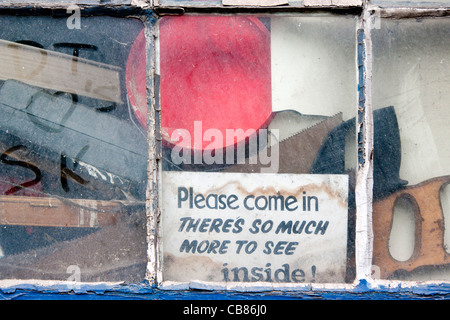 Schmutzige Schaufenster mit Schild mit der Aufschrift "Bitte komm gibt es so viel mehr zu sehen" Stockfoto