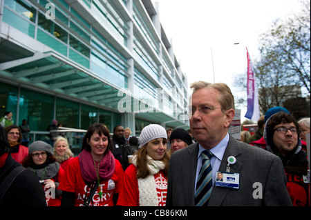 Sir Robert Naylor, Chief Executive des University College London Hospital außerhalb UCH bei Euston am Tag des öffentlichen Sektors zu schlagen. Stockfoto