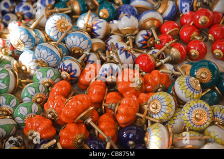 Dekorative Türgriffe zum Verkauf an Türkenmarkt - türkischen Markt in Kreuzberg Bezirk Berlin, Deutschland. Stockfoto