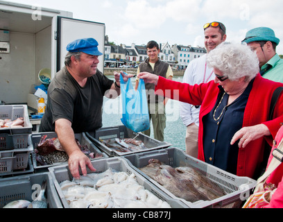 Rückkehr vom Fischen verkaufen die Fischer ihren Fang an die Öffentlichkeit am Kai in La Trinite Sur Mer, Bretagne, Frankreich Stockfoto