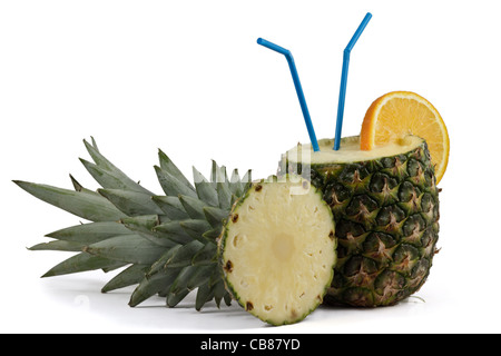 Pina Colada in Ananas mit Orange und Strohhalme, isoliert auf weiss Stockfoto