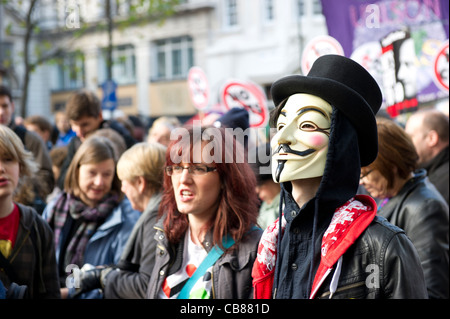 Männlich in Menge tragen Guy Fawkes Maske und Zylinder während öffentliche Streiks in Großbritannien am 30. November 2011. Stockfoto