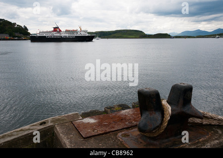 Poller am Rande der Oban Caledonian MacBrayne Hafen Fähre MV Isle of Mull im Hintergrund. Stockfoto