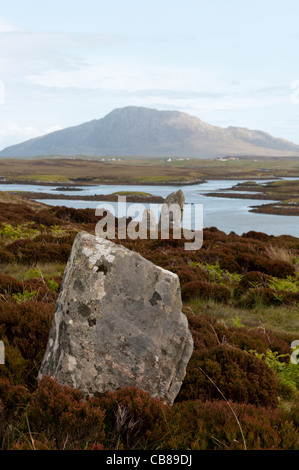 Der Steinkreis Pobull Fhinn Finns Personen über dem Loch Langais mit Eabhal im Hintergrund, auf North Uist. Stockfoto