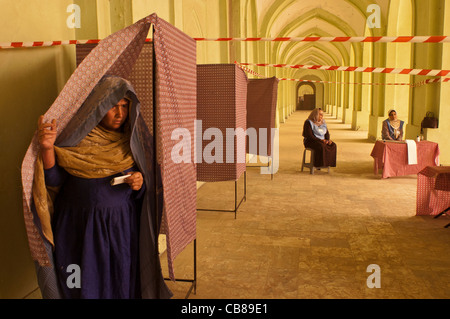 Eine afghanische Frau wirft ihre Stimme in einer Moschee als ein Wahllokal in Kabul, Afghanistan, 9. Oktober 2004 verwendet Stockfoto