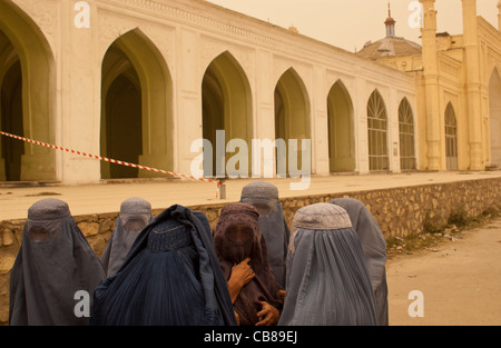 Afghanische Frauen versammeln sich nach Abgabe ihrer Stimme in einer Moschee als ein Wahllokal in Kabul, Afghanistan, 9. Oktober 2004 verwendet Stockfoto