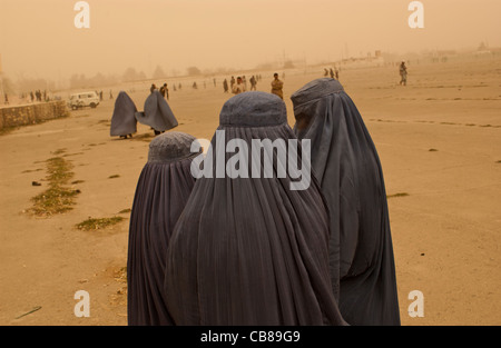 Afghanische Frauen versammeln sich nach Abgabe ihrer Stimme in einem Wahllokal in Kabul, Afghanistan, 9. Oktober 2004 Stockfoto