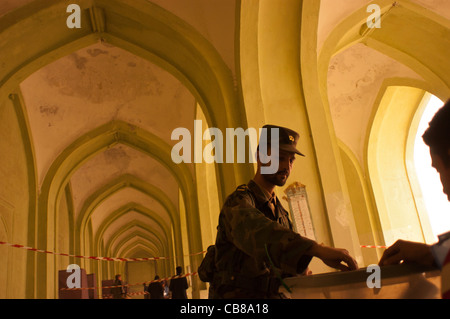 Ein afghanischer Soldat wirft seinen Stimmzettel in eine Moschee verwendet als ein Wahllokal in Kabul, Afghanistan, Oktober 2004 Stockfoto