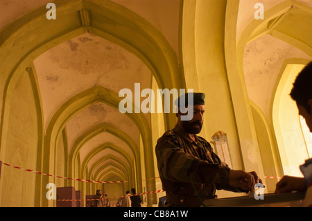 Ein afghanischer Soldat wirft seinen Stimmzettel in eine Moschee verwendet als ein Wahllokal in Kabul, Afghanistan, Oktober 2004 Stockfoto