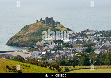 Criccieth Stadt und Burg von oben in Gwynedd, Nordwales Stockfoto