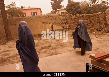 Afghanische Frauen kommen, um ihre Stimme in einem Wahllokal in Kabul, Afghanistan, Oktober 2004 Stockfoto