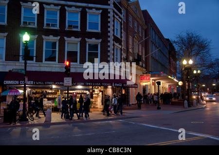 Kreuzung am Harvard Square mit Student Buchhandlungen und Restaurants in Cambridge, MA Stockfoto