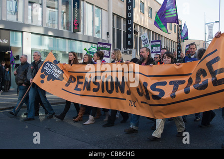 Demonstranten beteiligen in der N30 Aktionstag. Beschäftigten im öffentlichen Dienst streiken sind abgebildet, die Teilnahme an einer Demonstration und Kundgebung in Bristol. Stockfoto