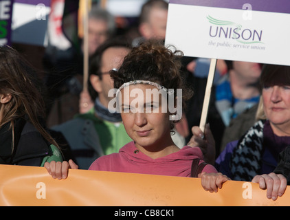 Demonstranten beteiligen in der N30 Aktionstag. Beschäftigten im öffentlichen Dienst streiken sind abgebildet, die Teilnahme an einer Demonstration und Kundgebung in Bristol. Stockfoto