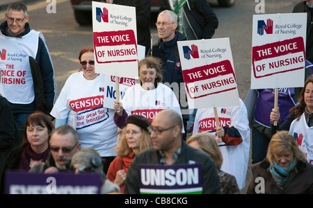 Königliche Hochschule der Krankenpflege Mitglieder und anderen Beschäftigten im öffentlichen Dienst streiken sind abgebildet, die Teilnahme an einer Demonstration und Kundgebung in Bristol. Stockfoto