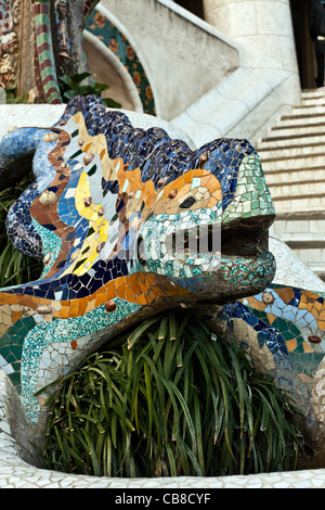 Trencadís gefliest Eidechse Brunnen im Parc Güell modernistischen Architekten Antoni Gaudí Barcelona Spanien Stockfoto