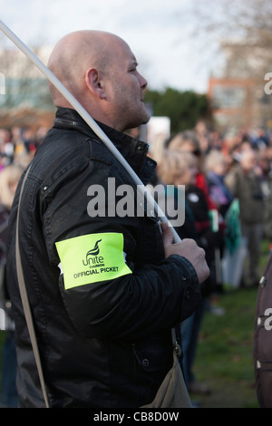 Demonstranten beteiligen in der N30 Aktionstag. Beschäftigten im öffentlichen Dienst streiken sind abgebildet, die Teilnahme an einer Demonstration und Kundgebung in Bristol. Stockfoto