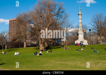 Die Soldaten und Sailors Monument und Menschen, die auf dem Rasen in Boston Common Park picknicken Stockfoto